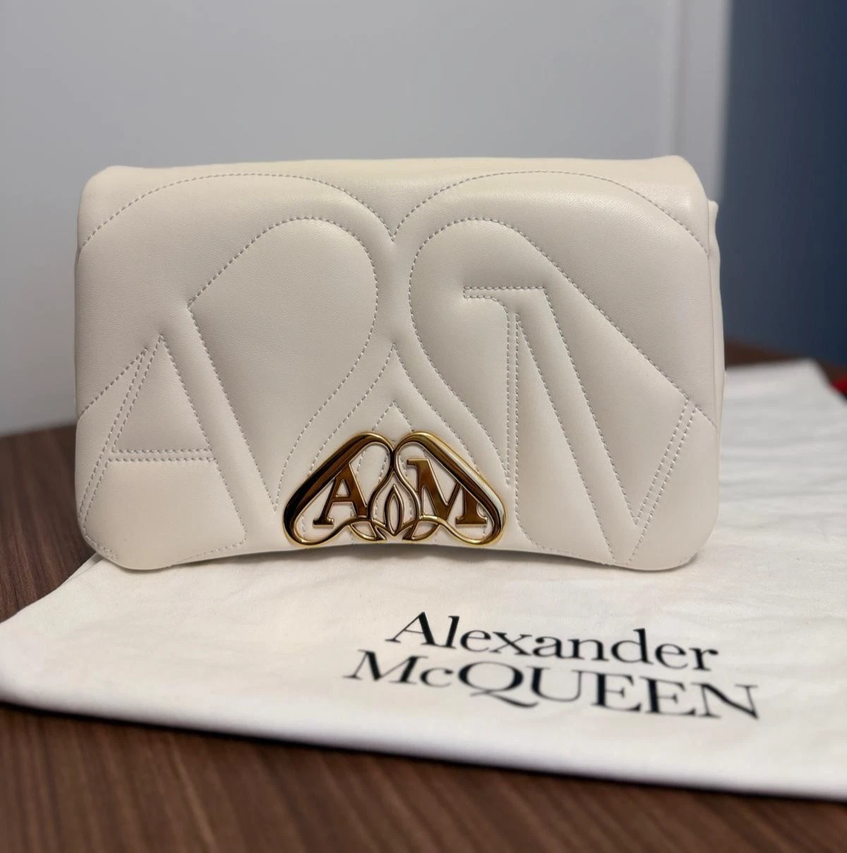 Alexander McQueen — Authentic Alexander McQueen The Seal Cross body White Ivory Bag Medium size