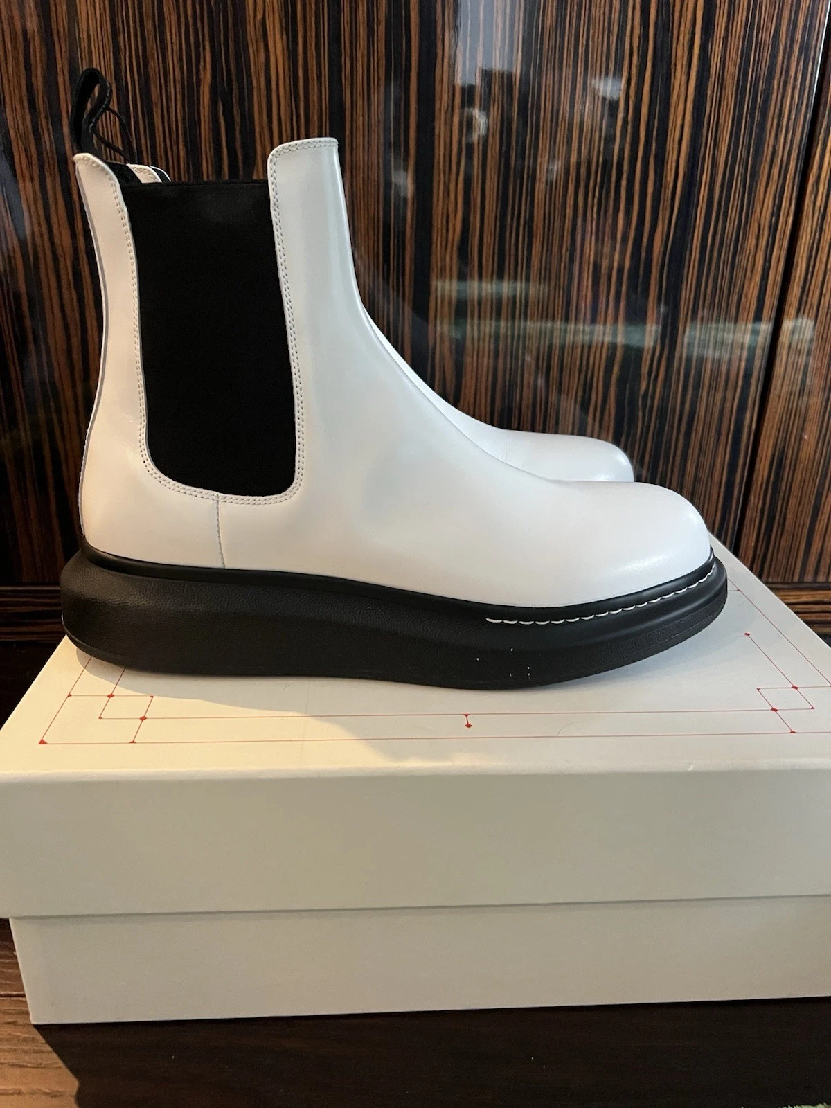 Alexander McQueen — Alexander McQueen White Leather Chelsea Boots size 45